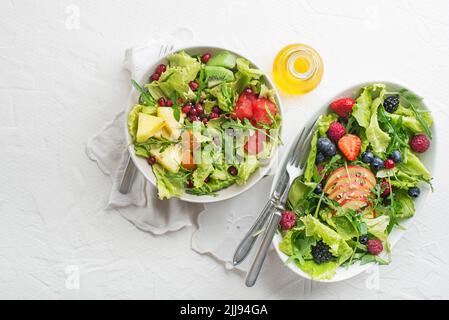 Salade fraîche avec fruits et légumes verts sur fond blanc vue du dessus avec espace pour le texte. Une alimentation saine. Banque D'Images