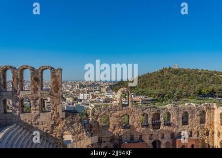 Vue partielle de l'Odéon de Herodes Atticus, également appelé Hérodéion sur l'Acropole d'Athènes, en arrière-plan le Philopaposmonument Banque D'Images