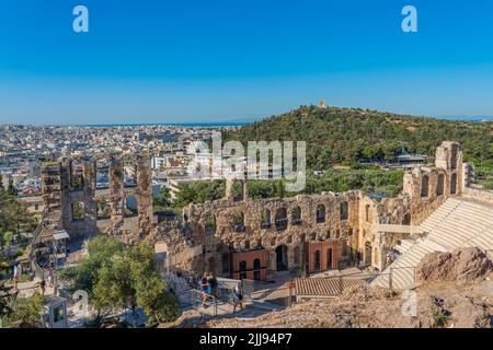ATHÈNES, GRÈCE - 21 MAI 2022 : l'Odéon d'Herodes Atticus sur l'Acropole d'Athènes, en arrière-plan le Philopaposmonument Banque D'Images