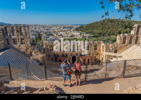 ATHÈNES, GRÈCE - 21 MAI 2022: Les gens à l'Odéon de Herodes Atticus, également appelé Herodion ou théâtre Herodion situé sur l'Acropole d'Athènes Banque D'Images