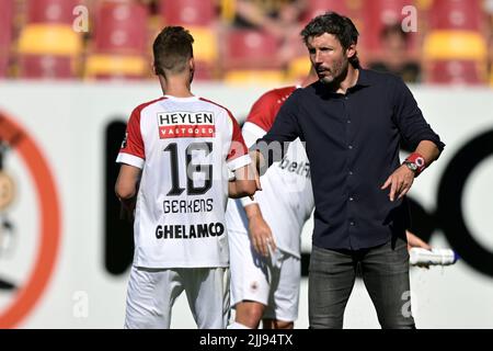 Mechelen, Belgique, 24/07/2022, l'entraîneur-chef d'Anvers Mark van Bommel photographié lors d'un match de football entre KV Mechelen et Royal Antwerp FC, dimanche 24 juillet 2022 à Mechelen, le 1 e jour de la première division du championnat belge de la « Jupiler Pro League » 2022-2023. BELGA PHOTO JOHAN EYCKENS Banque D'Images