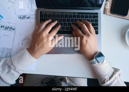 Rapporteur pour avis sur l'ordinateur portable sur le lieu de travail Banque D'Images