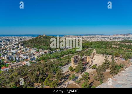 Vue sur l'Odéon de Herodes Atticus, également appelé Hérodéion sur l'Acropole d'Athènes, en arrière-plan le Philopaposmonument Banque D'Images
