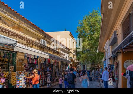 ATHÈNES, GRÈCE - 21 MAI 2022 : vue sur la rue dans le quartier de Plaka à Athènes, dans la rue commerçante Banque D'Images