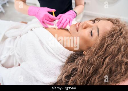 Belle jeune femme recevant des injections de beauté dans un salon de médecine moderne Banque D'Images