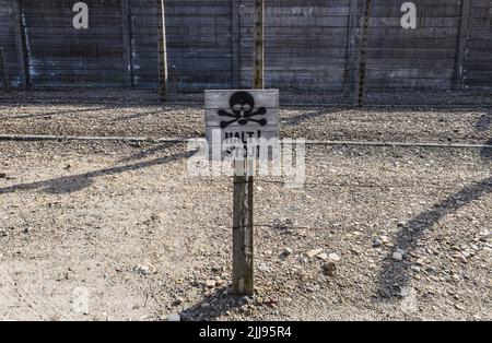 Panneau stop au camp de concentration Auschwitz - Birkenau Banque D'Images