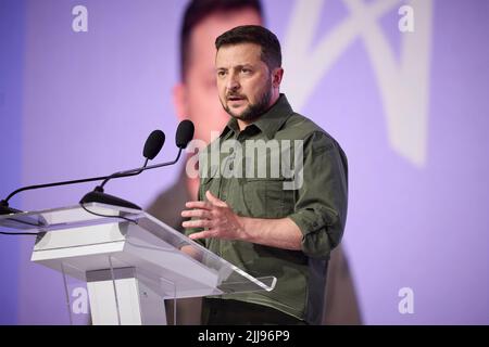 Kiev, Ukraine. 23rd juillet 2022. Le président ukrainien Volodymyr Zelenskyy prononce une allocution au Sommet annuel de 2nd des premières Mesdames et Messieurs, 23 juillet 2022 à Kiev, en Ukraine. Credit: Sarsenov Daniiar/Présidence ukrainienne/Alamy Live News Banque D'Images