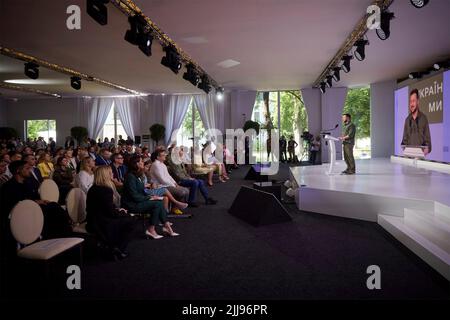 Kiev, Ukraine. 23rd juillet 2022. Le président ukrainien Volodymyr Zelenskyy prononce une allocution au Sommet annuel de 2nd des premières Mesdames et Messieurs, 23 juillet 2022 à Kiev, en Ukraine. Credit: Sarsenov Daniiar/Présidence ukrainienne/Alamy Live News Banque D'Images