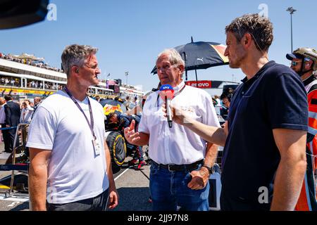 Le Castellet, France - 24/07/2022, SCHUMACHER Ralf avec MARKO Helmut (aut), Directeur des pilotes de Red Bull Racing, Portrait du Grand Prix de France de Formule 1 de Lenovo, Grand Prix de France 2022, 12th tour du Championnat du monde de Formule 1 de la FIA 2022 de 22 juillet à 24, 2022 sur le circuit Paul Ricard, au Castellet, France - photo Julien Delfosse / DPPI Banque D'Images