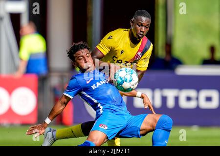 ALKMAAR, PAYS-BAS - JUILLET 24 : Myron van Brederode d'AZ, sagesse Amey de Bologne lors du match amical de la presse entre AZ et Bologne à l'AFAS Stadion on on 24 juillet 2022 à Alkmaar, pays-Bas (photo de Patrick Goosen/Orange Pictures) Banque D'Images