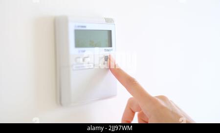 Commande de climatisation numérique murale et thermostat domestique Banque D'Images