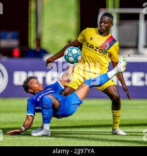 ALKMAAR, PAYS-BAS - JUILLET 24 : Myron van Brederode d'AZ, sagesse Amey de Bologne lors du match amical de la presse entre AZ et Bologne à l'AFAS Stadion on on 24 juillet 2022 à Alkmaar, pays-Bas (photo de Patrick Goosen/Orange Pictures) Banque D'Images