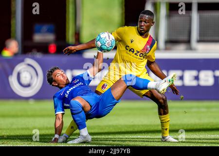 ALKMAAR, PAYS-BAS - JUILLET 24 : Myron van Brederode d'AZ, sagesse Amey de Bologne lors du match amical de la presse entre AZ et Bologne à l'AFAS Stadion on on 24 juillet 2022 à Alkmaar, pays-Bas (photo de Patrick Goosen/Orange Pictures) Banque D'Images