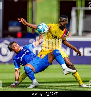 ALKMAAR, PAYS-BAS - JUILLET 24 : Myron van Brederode d'AZ, sagesse Amey de Bologne lors du match amical de la presse entre AZ et Bologne à l'AFAS Stadion on on 24 juillet 2022 à Alkmaar, pays-Bas (photo de Patrick Goosen/Orange Pictures) Banque D'Images