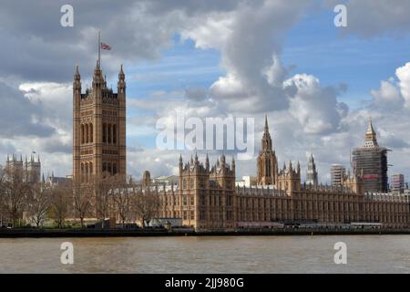 Parlement du Royaume-Uni avec drapeau en Berne, deuil national Banque D'Images