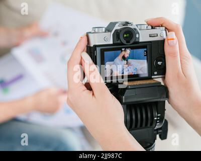 équipement vidéo tournage femme film blog Banque D'Images