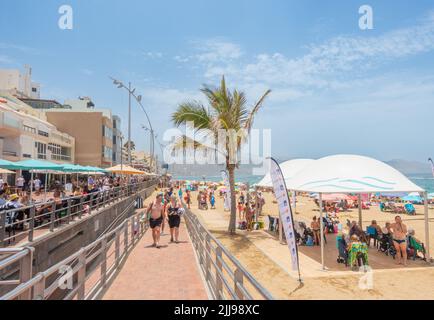 Las Palmas, Gran Canaria, îles Canaries, Espagne. 24th juillet 2022. Les touristes, beaucoup du Royaume-Uni, se balançent sur une plage de la ville emballée à Las Palmas comme les températures planent autour de 40 degrés Celcius lors d'une vague de chaleur sur Gran Canaria. Un grand feu de forêt a brûlé depuis jeudi sur l'île voisine de Ténérife. Crédit : Alan Dawson/Alay Live News. Banque D'Images