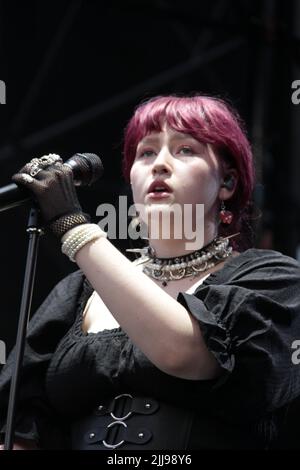 19 juillet 2022, Marostica, Vicenza/Vénétie, Italie: Karin Ann, Chanteur et icône de la génération Z LGBTQ+ des pays d'Europe de l'est de Slovaquie, protagoniste comme supporter du concert au Festival d'été de Marostica, en Italie du célèbre chanteur LP. (Credit image: © Mimmo Lamacchia/Pacific Press via ZUMA Press Wire) Banque D'Images