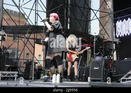 19 juillet 2022, Marostica, Vicenza/Vénétie, Italie: Karin Ann, Chanteur et icône de la génération Z LGBTQ+ des pays d'Europe de l'est de Slovaquie, protagoniste comme supporter du concert au Festival d'été de Marostica, en Italie du célèbre chanteur LP. (Credit image: © Mimmo Lamacchia/Pacific Press via ZUMA Press Wire) Banque D'Images