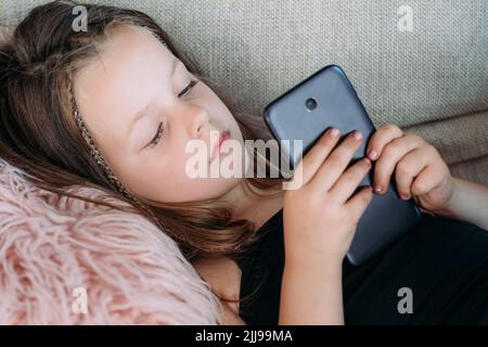 enfant libre de loisirs fille de navigation de téléphone mobile Banque D'Images