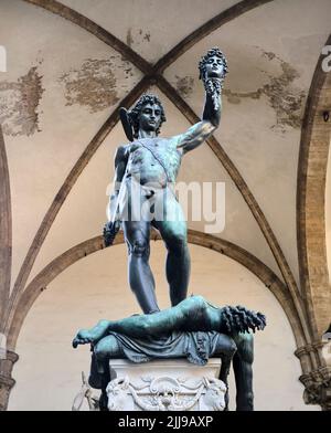 Perseus avec la tête de la sculpture de Medusa dans la Loggia dei Lanzi Florence Italie Banque D'Images