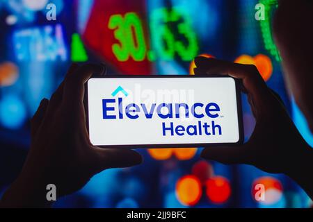 Dans cette illustration, le logo Elevance Health s'affiche sur l'écran d'un smartphone. Banque D'Images