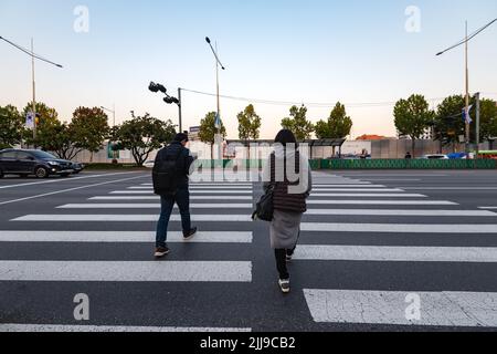 Séoul, Corée du Sud - 05 novembre 2019: Les gens traversant la route à la rue Gangnam à Séoul, Corée du Sud. Banque D'Images