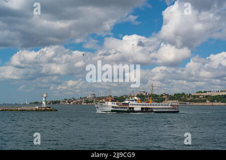 ISTANBUL, TURQUIE - 19,2022 MAI : ferry de Kadikoy à Istanbul. Voyage en mer sur un ferry au Bosporus Banque D'Images