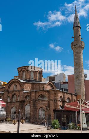 ISTANBUL, TURQUIE - 19,2022 MAI : vue sur la rue à Laleli dans le quartier Fatih d'Istanbul avec la mosquée de Bodrum, verticale Banque D'Images