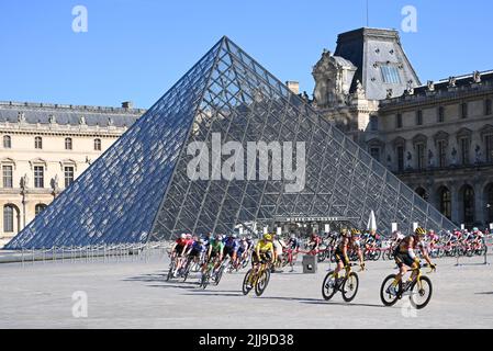 Paris, France, le 24th juillet 2022. Une vue générale tandis que le peloton passe devant le Musée du Louvre lors de la phase 21 du Tour de France, du Paris la Défense Arena aux champs-Élysées de Paris. Credit: Pete Goding/Alamy Live News Banque D'Images