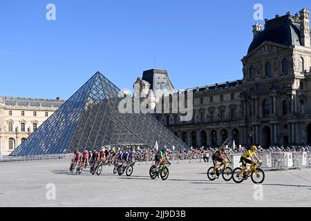 Paris, France, le 24th juillet 2022. Une vue générale tandis que le peloton passe devant le Musée du Louvre lors de la phase 21 du Tour de France, du Paris la Défense Arena aux champs-Élysées de Paris. Credit: Pete Goding/Alamy Live News Banque D'Images