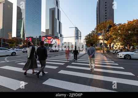 Séoul, Corée du Sud - 05 novembre 2019: Les gens traversant la route à la rue Gangnam à Séoul, Corée du Sud. Banque D'Images