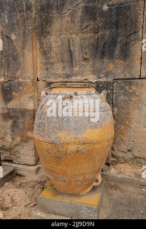 grand pot d'olive, grand pot de rangement, immense pot de terre cuite, pot de rangement pour l'huile d'olive, pot d'huile d'olive knossos en grèce, pot d'huile d'olive crétoise pour le stockage. Banque D'Images