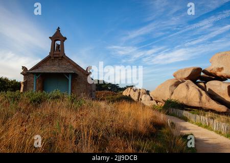 La chapelle du Diable, sur la Côte de granit rose, dans le nord de la Bretagne, avec ses chimères en granit, est en fait une salle de bateaux. Banque D'Images