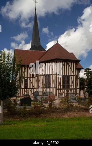 L'église Saint-Nicolas, l'église paroissiale restaurée de 1500s et 1600s à Outines, dans le pays du Der de la Marne à Grand-est, en France, est la plus grande et la plus monumentale de toutes les églises historiques à colombages ou à pans de bois de la Champagne, avec des piliers et des poutres en chêne massif soutenant son toit rouge recarrelé et des bardeaux en bois qui s'accrochent à son effilé. Banque D'Images