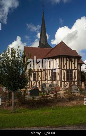 L'église Saint-Nicolas, l'église restaurée 1500s du 1600s village d'Outines, dans le pays du Der de la Marne, à Grand est, en France, est la plus grande et la plus monumentale de toutes les églises historiques à colombages ou à pans de bois de la région Champagne, avec des piliers et des poutres en chêne massif soutenant son toit rouge recarrelé et des bardeaux en bois qui s'accrochent à son effilé. Banque D'Images