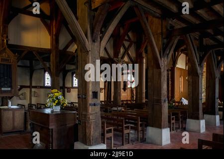 De puissants piliers carrés en chêne soutenant la nef et le toit de l'église Saint-Nicolas de 1500s et 1600s à Outines, dans le pays du Der de la Marne à Grand est, en France, sont formés par boulonnage de troncs d'arbres ensemble. Le bâtiment est le plus grand et le plus monumental de toutes les églises historiques à colombages ou à pans de bois de la région de Champagne. Banque D'Images