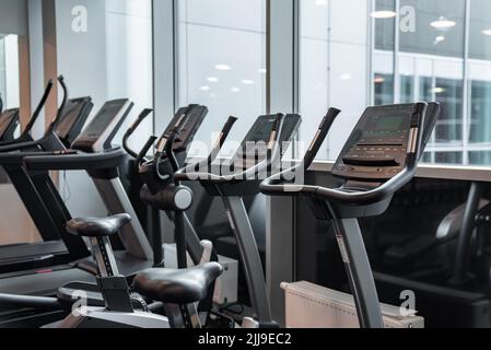 Moderne salle de sport. Les appareils de sport en salle de sport. Banque D'Images