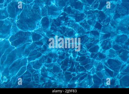 Photo d'arrière-plan parfaite pour les designers de belles eaux de piscine de couleur bleue avec un motif de carrés en arrière-plan Banque D'Images
