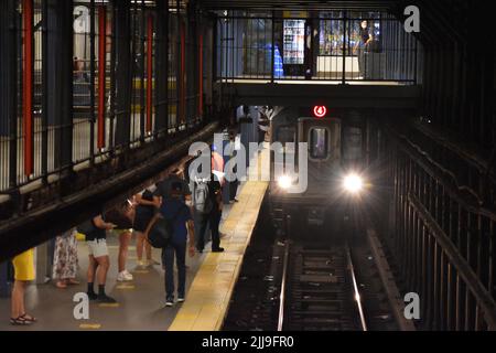 La station de métro Union Square surpeuplée est visible dans la ville de New York sur 24 juillet 2022. Banque D'Images