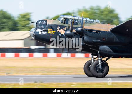 RAF Battle of Britain vol commémoratif Avro Lancaster bombardier au Royal International Air Tattoo Airshow, RAF Fairford, Gloucestershire, Royaume-Uni. Piste Banque D'Images