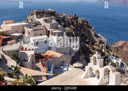 Bâtiments blanchis à la chaux et ruines du château d'Agios Nikolaos au bord de la falaise de la caldeira, village d'Oia, Santorin, Grèce, Europe Banque D'Images