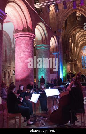 dh St Magnus Festival KIRKWALL ORKNEY violons écossais et cordes de basse à l'intérieur de la cathédrale intérieur public intérieurs festivals royaume-uni musique Banque D'Images