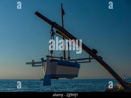 Bateau au-dessus de la mer de Jadran dans la ville d'Izola au milieu chaud été bleu ciel frais soirée Banque D'Images