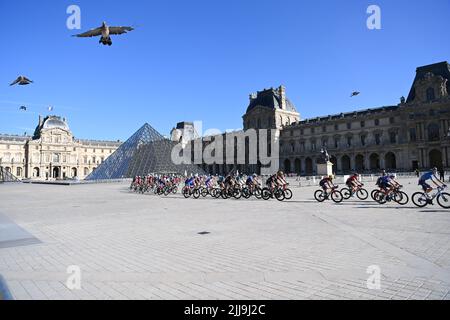 Paris, France, le 24th juillet 2022. Une vue générale tandis que le Peloton passe devant le Musée du Louvre lors de la phase 21 du Tour de France, du Paris la Défense Arena aux champs-Elysées de Paris. Credit: Pete Goding/Alamy Live News Banque D'Images