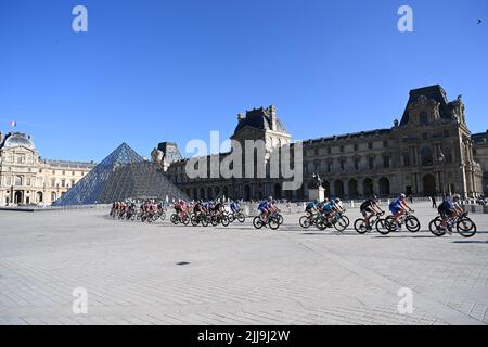 Paris, France, 24th juillet 2022. Lors de la phase 21 du Tour de France, Paris la Défense Arena à Paris champs-Elysées. Credit: Pete Goding/Alamy Live News Banque D'Images