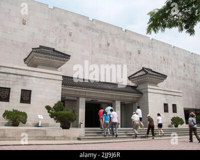 Extérieur extérieur d'un bâtiment de hall d'exposition couvrant la fosse 2 deux contenant une partie de l'armée de terre cuite, représentant les armées de Qin Shi Huang, le premier empereur de Chine. Xi'an, Shaanxi, Chine, RPC. (125) Banque D'Images