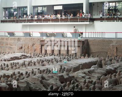 Figures de soldats guerriers de renommée mondiale sculptées à partir d'argile cuite chinoise dans Pit 1 l'armée de terre cuite au Musée du Mausolée de l'empereur Qinshihuang à Xi'an, en Chine. PRC. (125) Banque D'Images