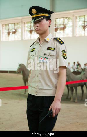 Police touristique / policier ou officier de sécurité officiel en service à l'armée de terre cuite au Musée du Mausolée de l'empereur Qinshihuang à Xi'an, en Chine. PRC. (125) Banque D'Images