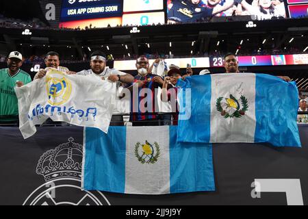 LAS VEGAS, NV - JUILLET 23 : les supporters du Real Madrid avec des drapeaux lors du match du circuit des champions de football entre le Real Madrid et le F.C Barcelone à Las Vegas, NV sur 23 juillet 2022 à Las Vegas, Etats-Unis. (Photo de Louis Grasse/PxImages) Banque D'Images